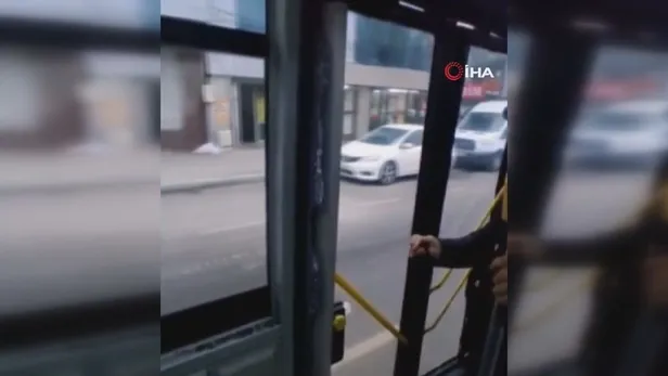 imamoglu-sarachanede-sovda-istanbullu-yollarda-magdur-iett-otobusunun-cami-yolcunun-uzerine-patladi-1671131174372.jpg