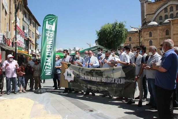 lokmalar-dokuldu-kurbanlar-kesildi-turkiyenin-dort-bir-yaninda-ayasofya-camii-coskusu-1595597890437.jpg Türkiye'nin dört bir yanında Ayasofya Camii coşkusu-2