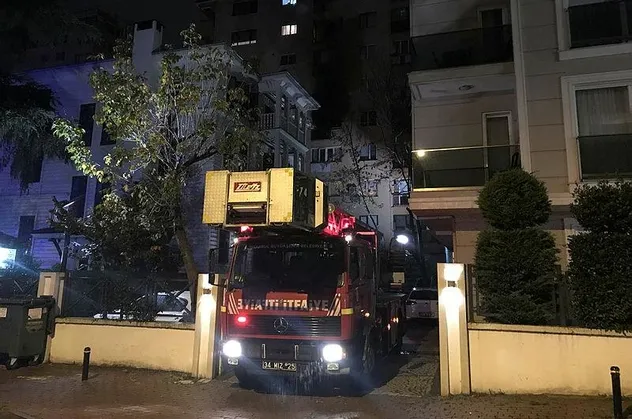 Son dakika: Kadıköy'de 8 katlı binada yangın paniği