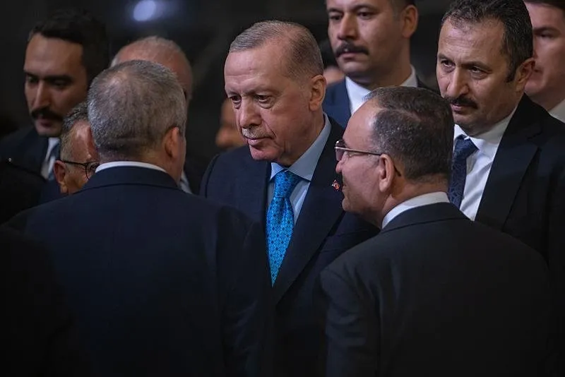 Başkan Recep Tayyip Erdoğan, TBMM Başkanı Numan Kurtulmuş'un ev sahipliğinde düzenlenen iftar programında milletvekilleriyle bir araya geldi. Başkan Erdoğan, DEM Parti’nin Meclis Başkanvekili Sırrı Süreyya Önder ile sohbet etti. (AA)