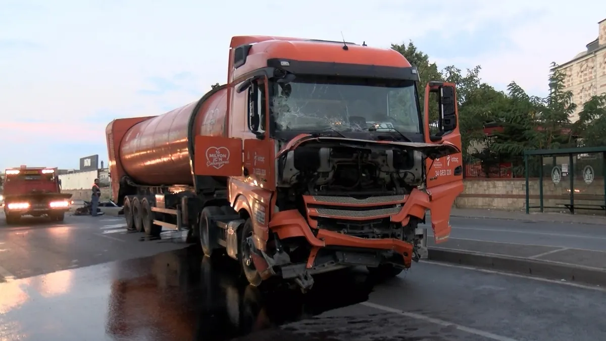 umraniyede-servis-minibusu-ile-ibb-atik-kamyonu-carpisti-1789887953132.jpeg Ümraniye'de İBB'ye ait atık kamyonu ile servis minibüsü çarpıştı: 2 yaralı-4