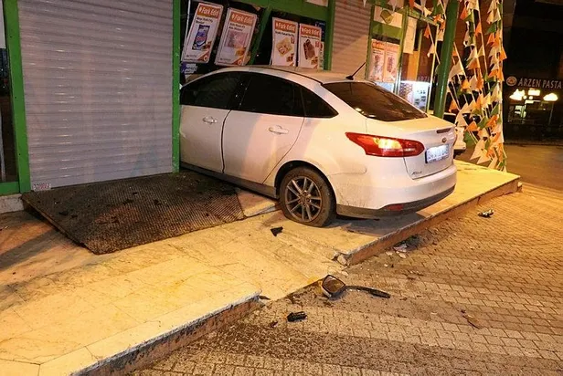 Üsküdar'da otomobil markete girdi-5