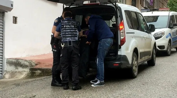 samsunda-komsusuyla-tartisip-rastgele-ates-acan-sahis-yoldan-gecen-3-kadini-vurdu-1622560592871.jpeg Samsun'da komşusuyla tartışıp rastgele ateş açan şahıs yoldan geçen 3 kadını vurdu!-6