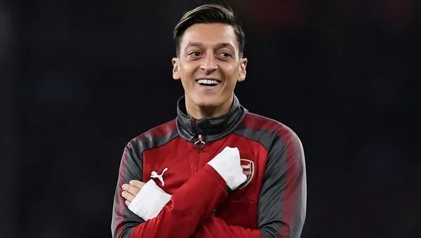 fenerbahce-taraftari-dort-gozle-onu-bekliyordu-ve-mesut-ozil-istanbulda-1609872036851.jpeg