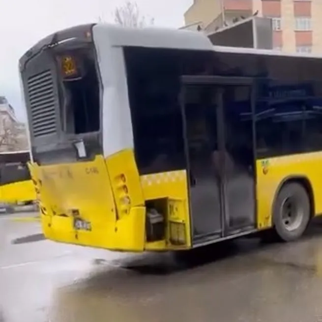 2 İETT otobüsü zincirleme kazaya karıştı: