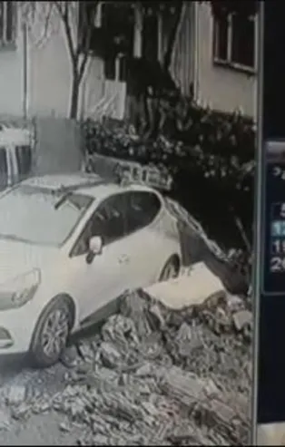 Son dakika: Üsküdar'da istinat duvarının çökme anı güvenlik kamerasına yansıdı