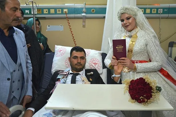 sanliurfada-hastanede-dugun-kaza-yapan-damat-hastanede-evlendi-1672144713503.jpeg Şanlıurfa'da hastanede nikah: Kaza yapan damat böyle evlendi-4