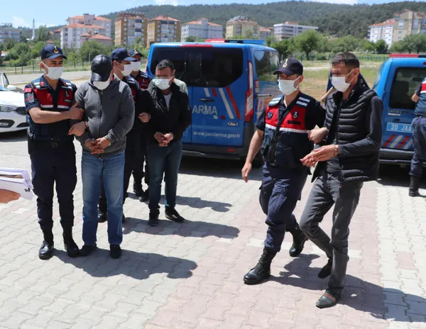 denizlide-76-yasindaki-kadin-para-ve-ziynet-esyalarinin-calindigini-jandarma-gelince-ogrendi-uzuntuden-bayildi-1652609468263.jpg Denizli'de 76 yaşındaki kadın para ve ziynet eşyalarının çalındığını jandarma gelince öğrendi! Üzüntüden bayıldı-5