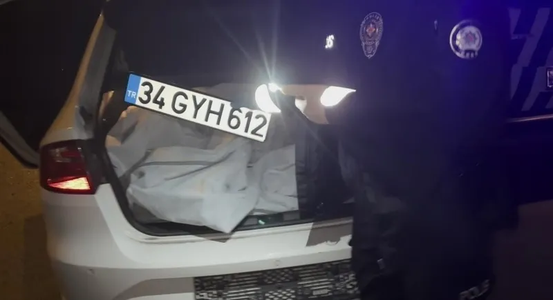 Son dakika: İstanbul Bahçelievler'de dur ihtarına uymayan araçtan uzun namlulu silahlar çıktı!-2