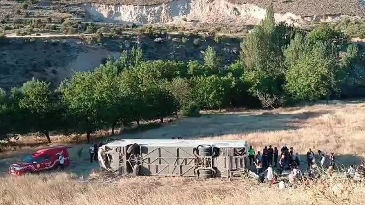 Malatya'da yolcu otobüsü şarampole devrildi: Çok sayıda yaralı var