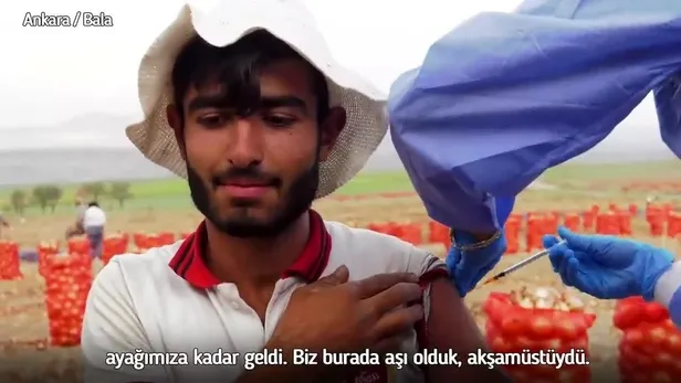 saglik-bakani-fahrettin-koca-paylasti-sogan-tarlalarinda-asi-mesaisi-1632426689260.jpeg Sağlık Bakanı Fahrettin Koca paylaştı: Soğan tarlalarında aşı mesaisi-1