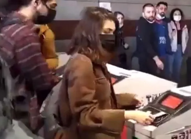 universite-ogrencilerinden-ibbnin-ulasim-zammina-protesto-bos-istanbul-kartlarla-turnikeye-kostular-1649273441994.jpeg Üniversite öğrencilerinden İBB'nin ulaşım zammına protesto! Boş İstanbul Kartlarla turnikeye koştular-4