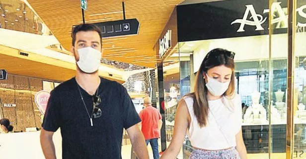 Oğulcan Engin ve sevgilisi Ezgi Eyüboğlu el ele alışverişte