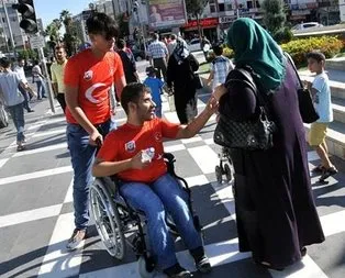 Provokasyonlara karşı gül dağıttılar