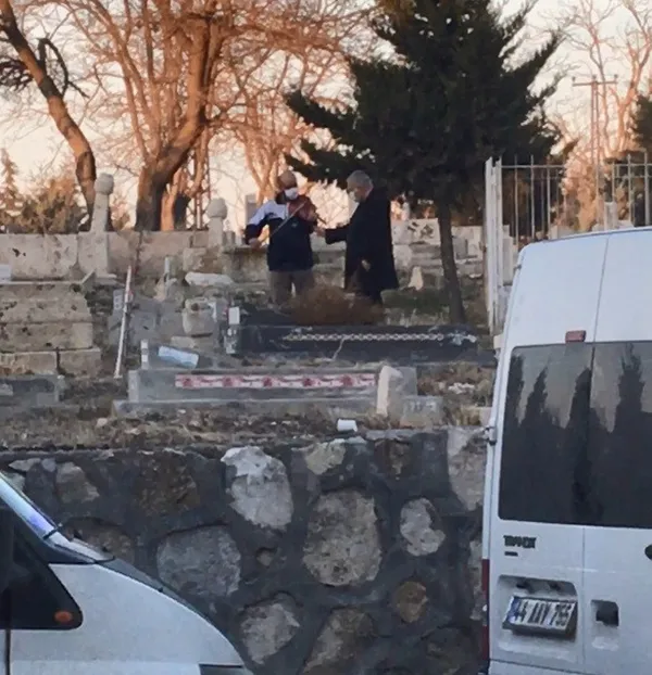 mezarliktan-gelen-ilginc-ses-isim-bulunmayan-kabrin-basinda-keman-caldirdi-1610516726655.jpg Mezarlıktan gelen ilginç ses! İsim bulunmayan kabrin başında keman çaldırdı-3