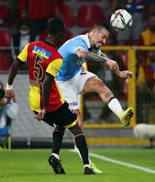 Trabzonspor’un yıldızından ders gibi hareket! Sakatlığı devam eden Hamsik 90 dakika sahada kaldı-5