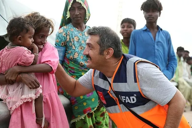 Bakanlar Soylu ve Kurum, sel felaketinin yaşandığı Pakistan'da-5