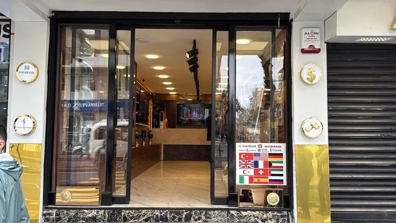 diyarbakirda-kuyumcular-hedef-oldu-soygun-kamerada-1774611299660.jpeg Diyarbakır'da kuyumculara üç ayrı saldırı: 1,5 kilo altın çalındı, direnen esnaf bacağından vuruldu-4