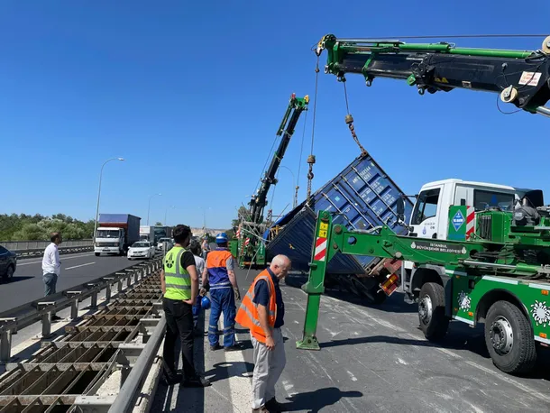 temde-tir-devrildi-otoyolun-edirne-istikameti-kapandi-1662633047674.jpg TEM'deki kazada TIR kaldırıldı: Otoyolun Edirne istikameti açıldı-1