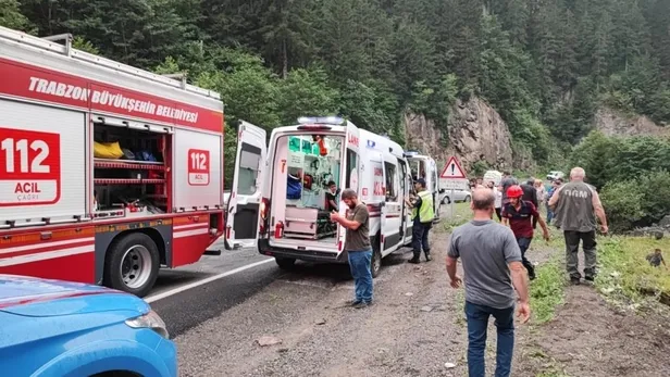 Trabzon'da kaza: Araç dereye yuvarlandı-1