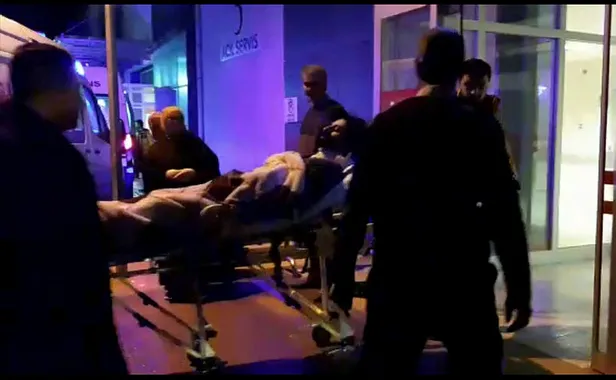 Karlı yolda kayan iki araç şarampole yuvarlandı: 6 yaralı-1
