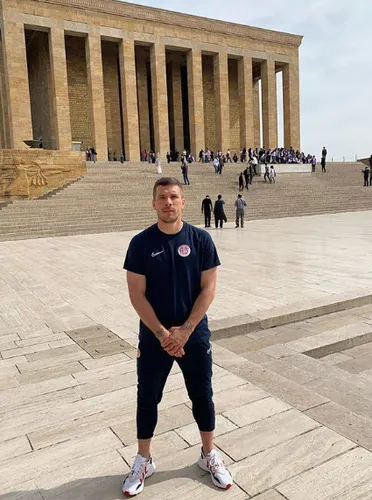 Antalyasporlu Lukas Podolski'den Gaziantep baklavasıyla 'evde kal' çağrısı-3
