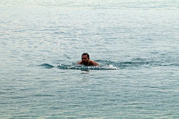 Antalya'da turistler yeni yılın ilk gününü denize girerek geçirdi-2