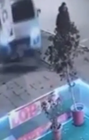 Fren yerine gaza basan sürücü kasap dükkanına daldı! Yer: Tuzla