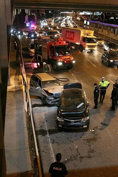 Kağıthane'de facianın eşiğinden dönüldü! Çekici bekleyen arızalı otomobile başka bir araç çarptı: 2 yaralı-2