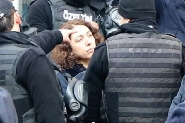Polisi ısıran HDP'li Saliha Aydeniz bu kez de tekme attı!