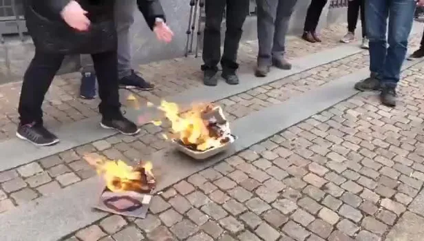 Danimarkalı lider Kur’an-ı Kerim yaktı