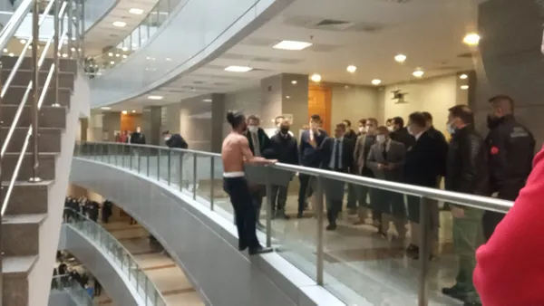 son-dakika-istanbul-adalet-sarayinda-intihar-girisimi-ikna-edilmeye-calisiliyor-1615453591794.jpg SON DAKİKA: İstanbul Adalet Sarayı'nda hareketli anlar! İntihar etmek isteyen kişi ikna edildi-3
