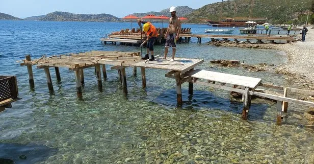 Marmaris’te kaçak iskeleler yıkılıyor