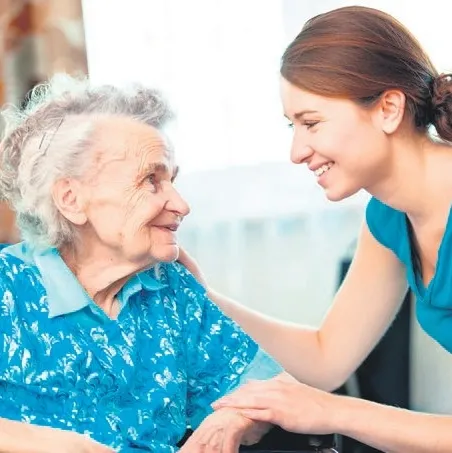 Yaşlıya engelliye yakınına bakana