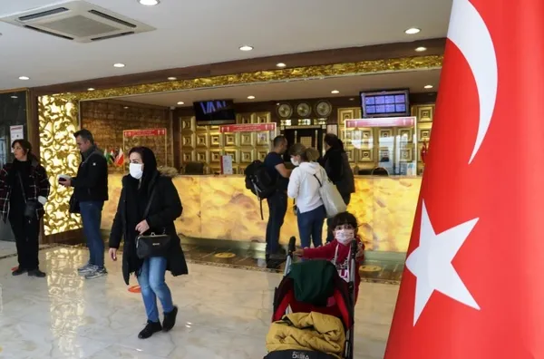 iranli-turistler-geldi-vanda-esnafin-yuzu-guldu-1637475702548.jpg İranlı turistler geldi Van'da esnafın yüzü güldü-7