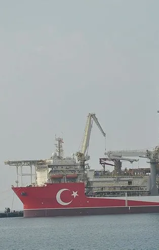Türkiye’nin en güçlü sondaj gemisi "Abdülhamid Han" kırmızı beyaza boyandı Türk bayrağı işlendi