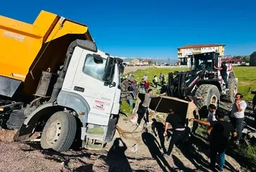 Yüksekova’da minibüs ile kamyon çarpıştı: 2 ölü, 3 yaralı