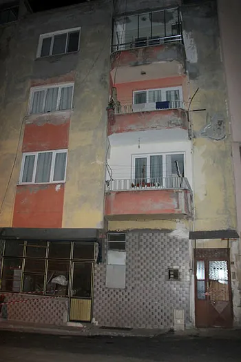 Son dakika: Trabzon’da 4 katlı bina çatlaklar nedeniyle boşaltıldı-1