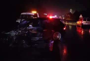 Feci kaza! İki araç kafa kafaya çarpıştı