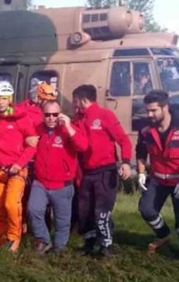 Dağcılar 13 saat sonra kurtarıldı