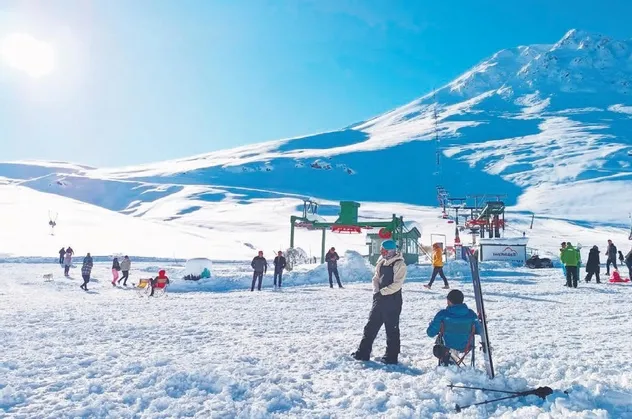 50 km fark, iki farklı mevsim!  Saklıkent’e oteller doldu taştı