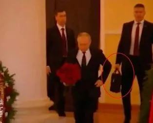 Putin’in korumasının elindeki nükleer çanta