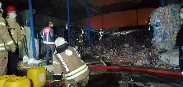 umraniyede-kati-atik-toplama-merkezinde-yangin-cikti-1589524974736.jpg Ümraniye'de geceyi aydınlatan yangın! Katı atık merkezi alev aldı-2