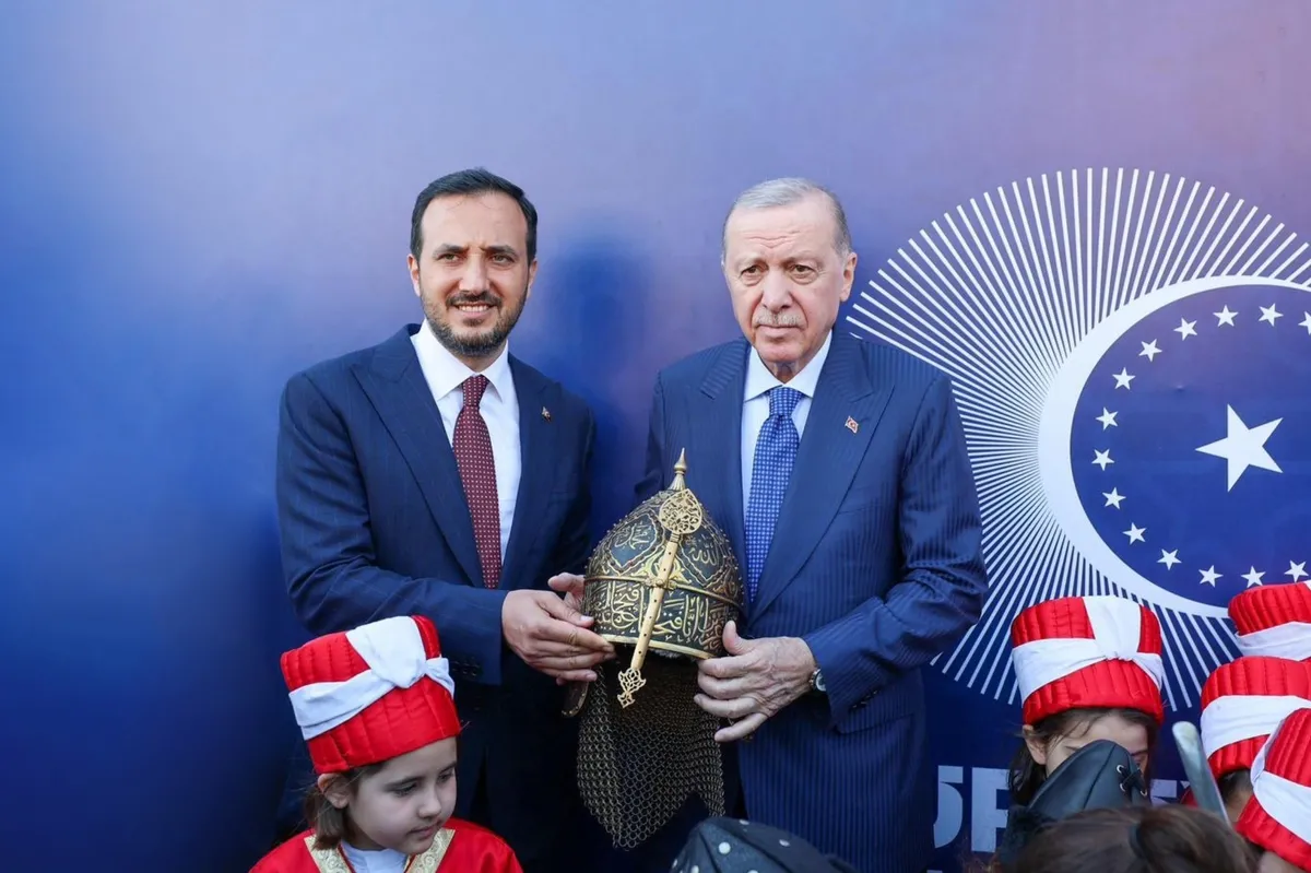 Başkan Erdoğan'a İstanbul'un fethinin 573. yılında özel miğfer hediyesi! Üstünde Fetih Suresi, dört halifenin isimleri yer alıyor-2