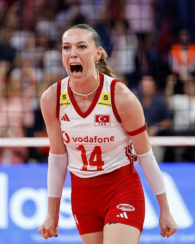 filenin-sultanlarindan-sampiyonluk-sonrasi-ilk-aciklamalar-geldi-1788721274182.jpeg Şampiyonluk sonrası parkede renkli anlar: Elif Şahin, Derya Cebecioğlu'nun röportajına böyle dahil oldu-4