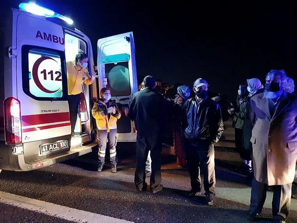 Son dakika: Gece yarısı adeta facia: Kocaeli TEM otoyolunda araç kaza yaptı 30 kişi 30 metre yükseklikte dehşeti yaşadı-5