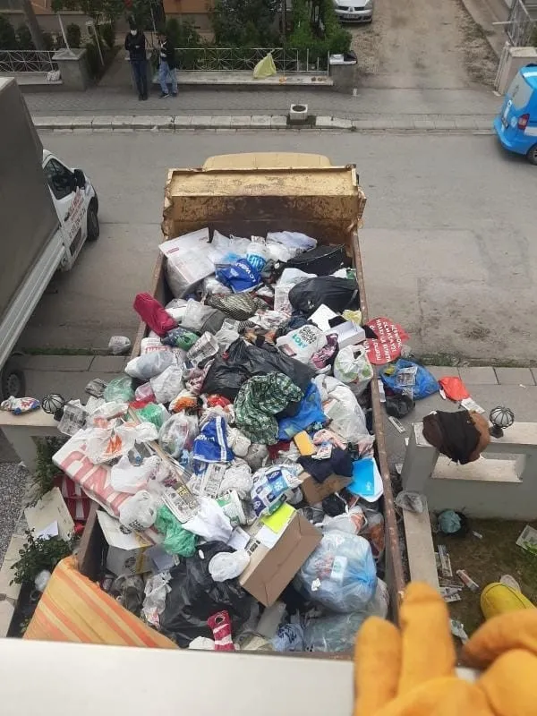 1684919458183.jpg Eskişehir’de 5 milyon liralık evden 50 ton çöp çıktı: 16 kamyon taşıdı-3