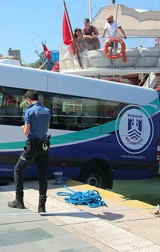 Bodrum’da ilginç kaza! Minibüs, tekneye çarptı
