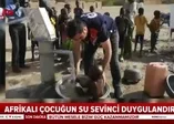 Afrikalı çocuğun su sevinci duygulandırdı
