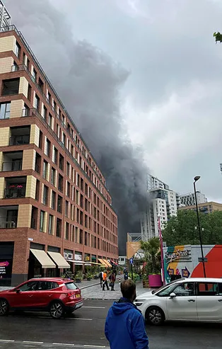 SON DAKİKA: İngiltere Londra'da Elephant & Castle tren istasyonu yakınında yangın